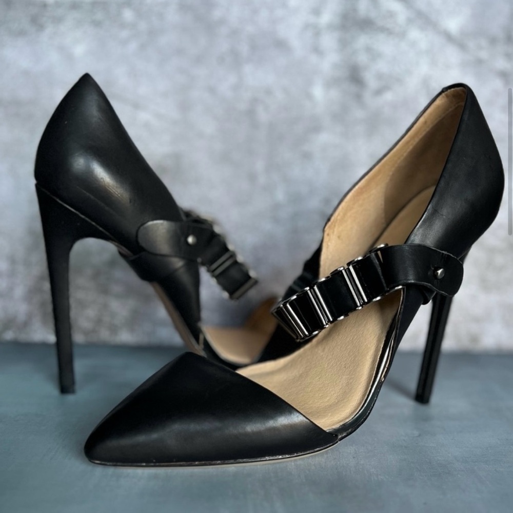 Black Leather Pump Heels Pointy Toes with a Chain Detail - Picture 3 of 10